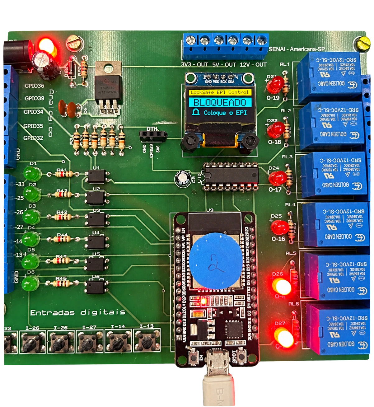 Protótipo LockSafe EPI Control com ESP32, relés, LEDs e visor indicando BLOQUEADO — Coloque o EPI; foto com fundo removido e texto do visor completado